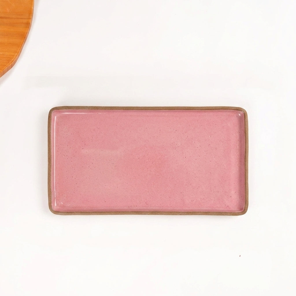 Travessa Retangular em cerâmica artesanal — tamanho 32CM x 17CM, argila Cappuccino, esmalte Rosa Barbie