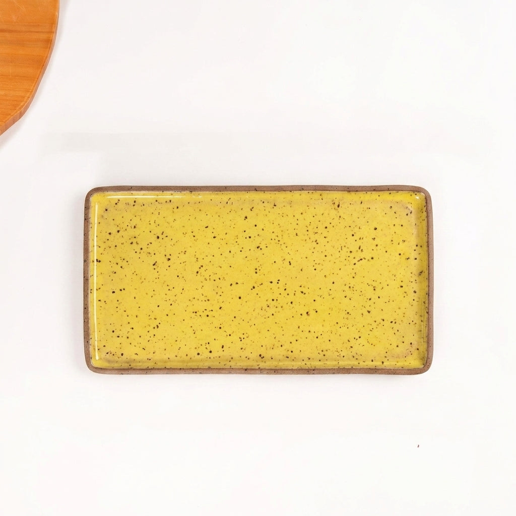 Travessa Retangular em cerâmica artesanal — tamanho 32CM x 17CM, argila Flocos, esmalte Amarelo Intenso