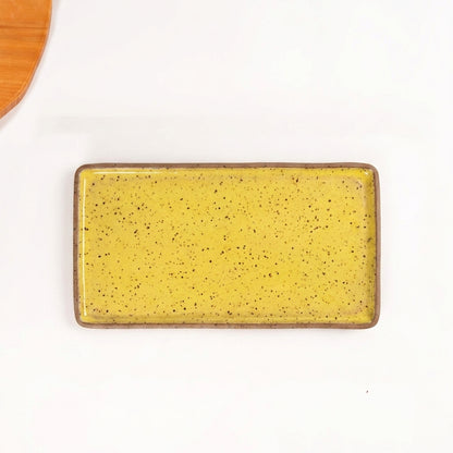 Travessa Retangular em cerâmica artesanal — tamanho 32CM x 17CM, argila Flocos, esmalte Amarelo Intenso