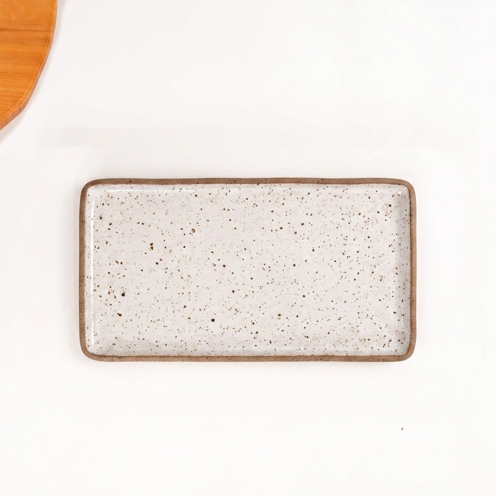 Travessa Retangular em cerâmica artesanal — tamanho 32CM x 17CM, argila Flocos, esmalte Branco AMME