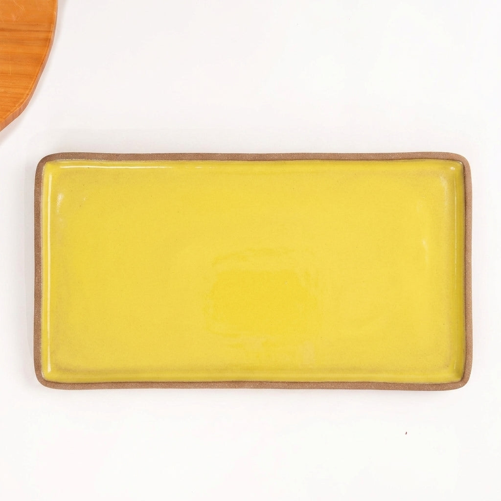 Travessa Retangular em cerâmica artesanal — tamanho 38CM x 20CM, argila Cappuccino, esmalte Amarelo Intenso