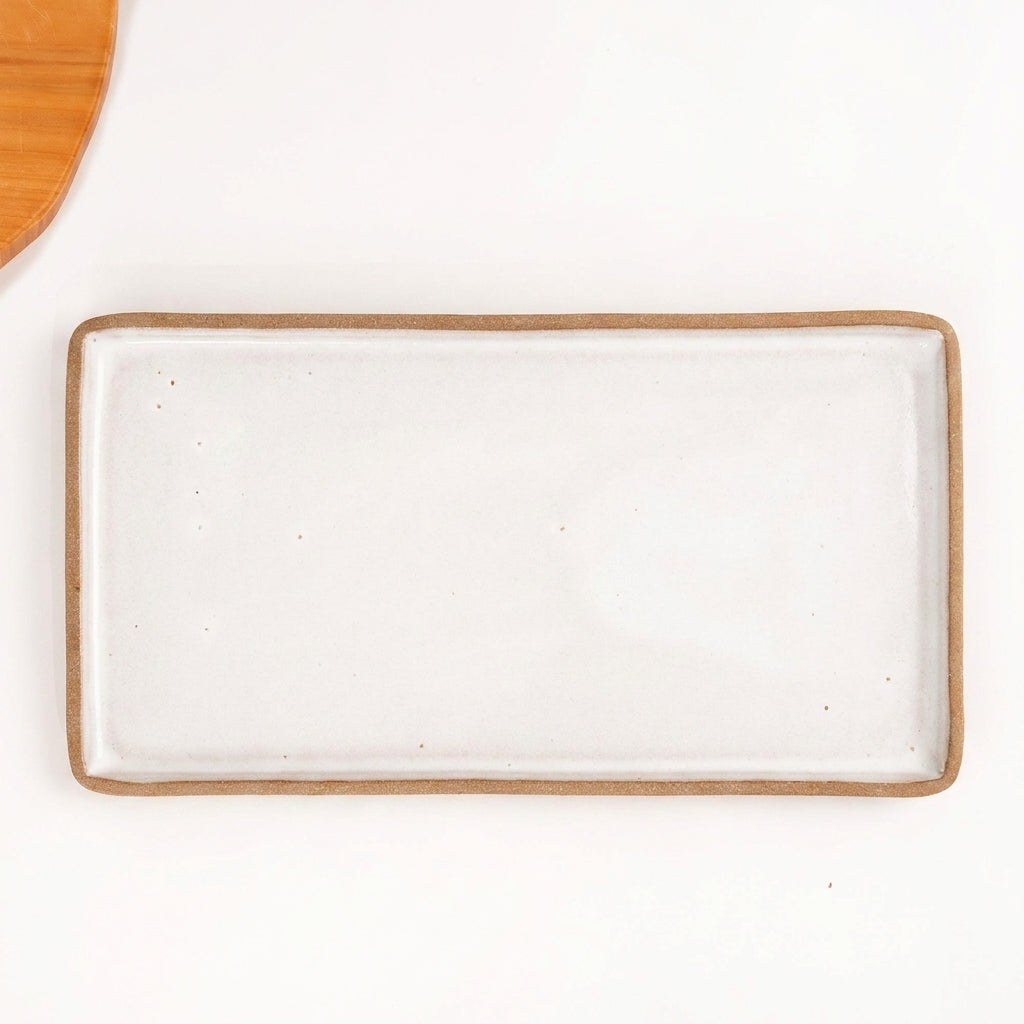 Travessa Retangular em cerâmica artesanal — tamanho 38CM x 20CM, argila Cappuccino, esmalte Branco AMME
