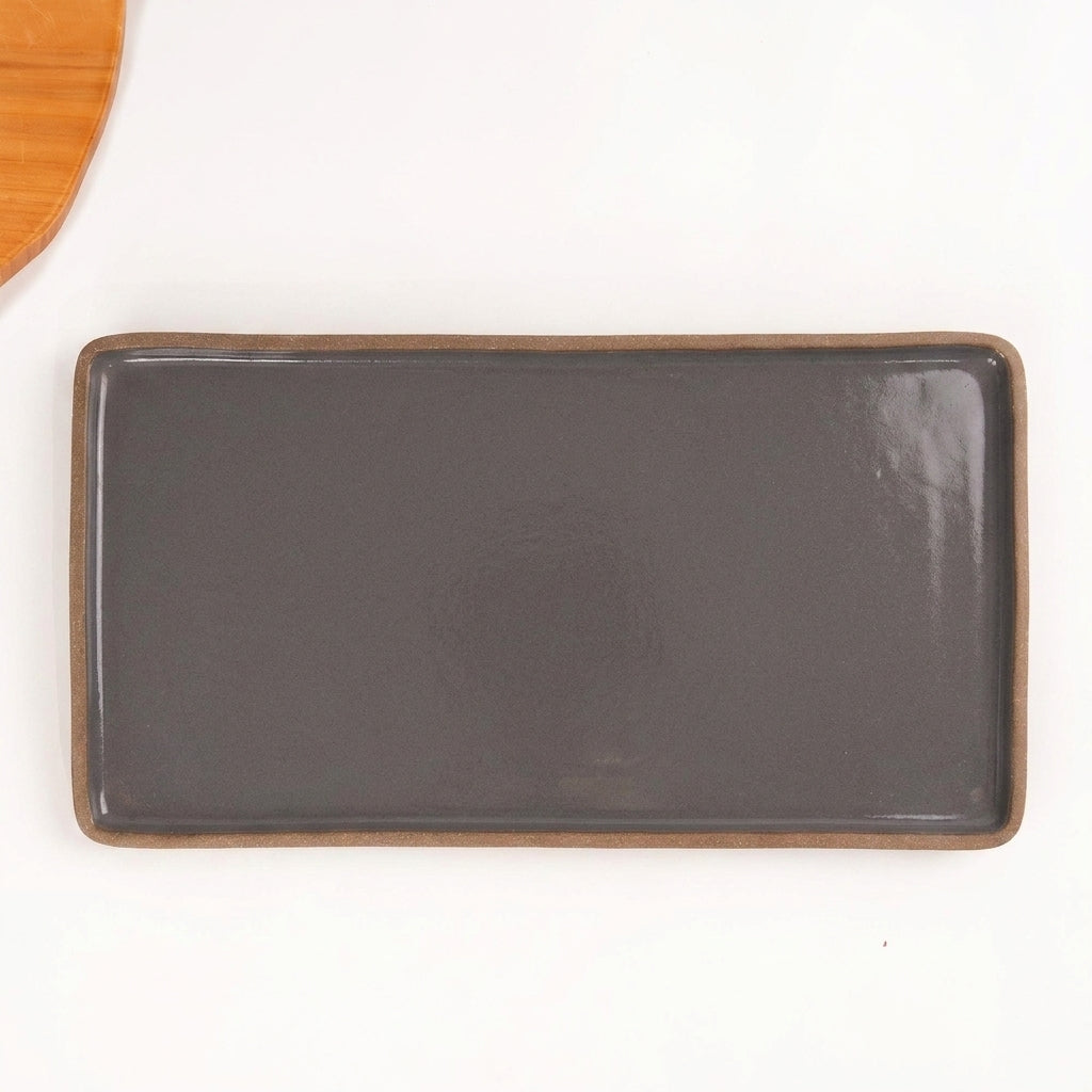 Travessa Retangular em cerâmica artesanal — tamanho 38CM x 20CM, argila Cappuccino, esmalte Grafite