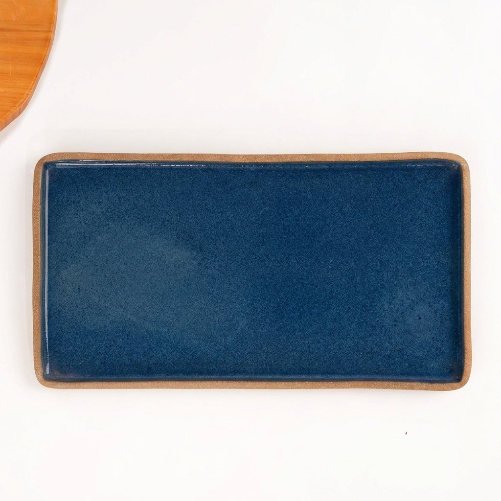 Travessa Retangular em cerâmica artesanal — tamanho 38CM x 20CM, argila Cappuccino, esmalte Lazuli