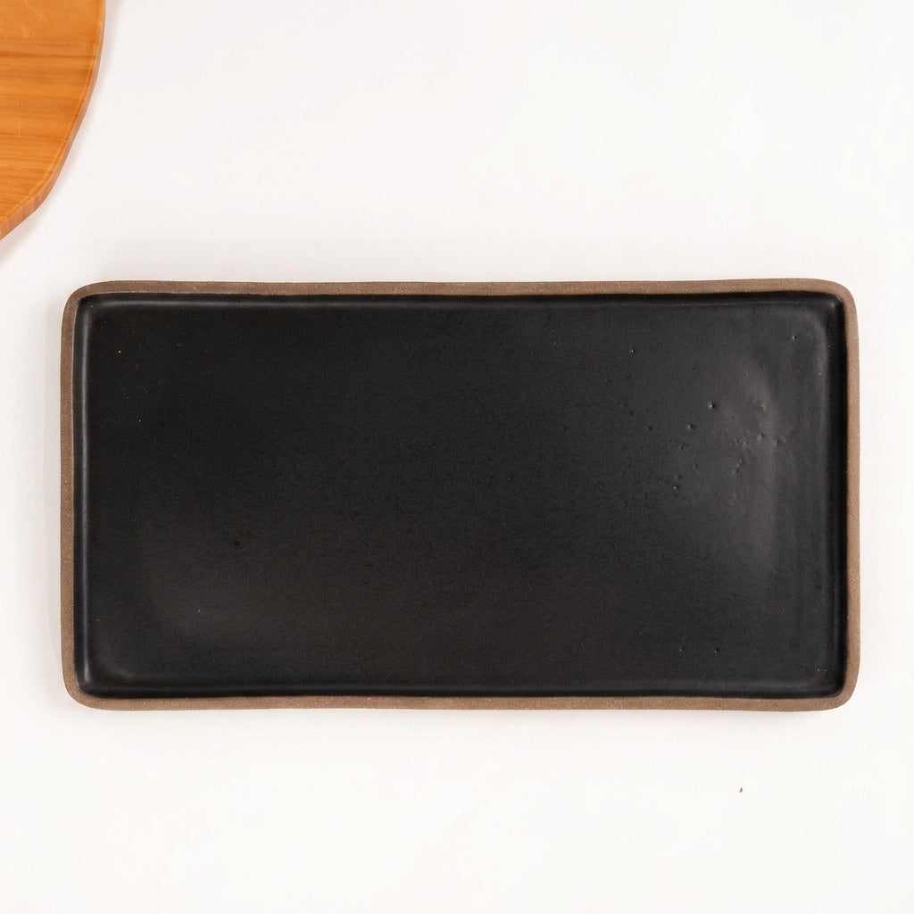 Travessa Retangular em cerâmica artesanal — tamanho 38CM x 20CM, argila Cappuccino, esmalte Preto Acetinado