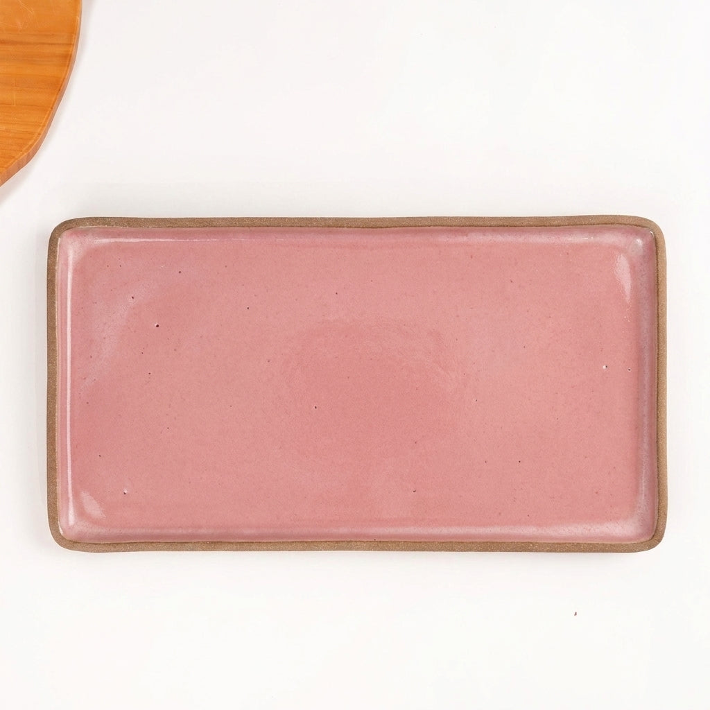 Travessa Retangular em cerâmica artesanal — tamanho 38CM x 20CM, argila Cappuccino, esmalte Rosa Barbie