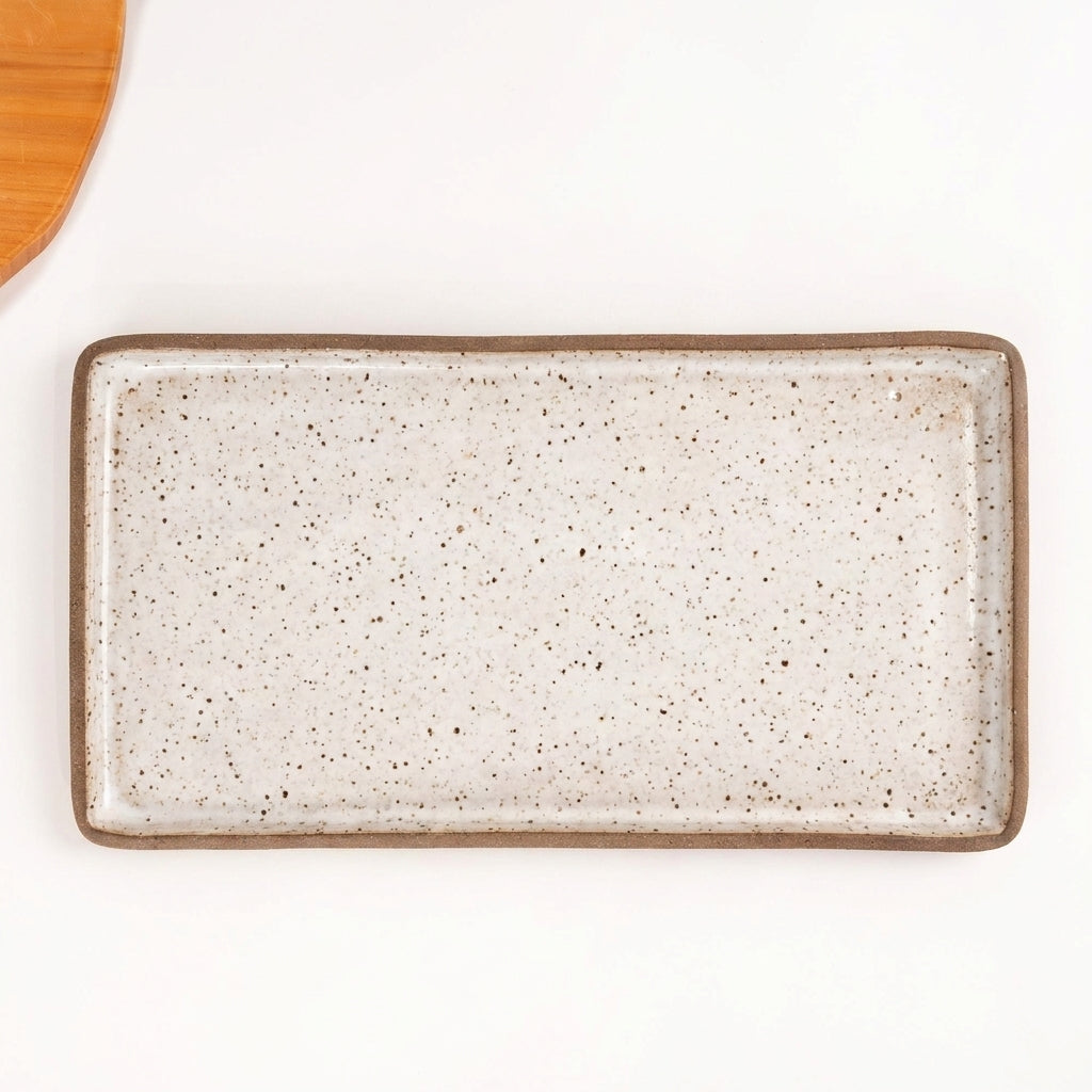 Travessa Retangular em cerâmica artesanal — tamanho 38CM x 20CM, argila Flocos, esmalte Branco AMME