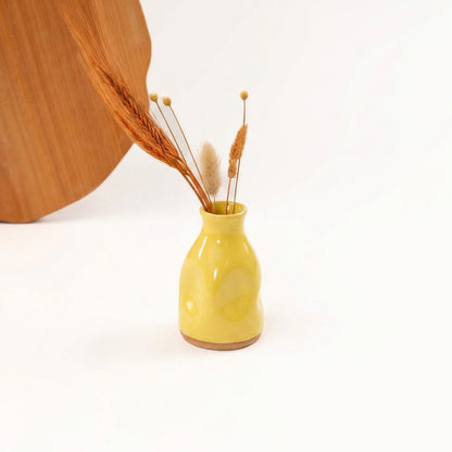 Vasinho Amassadinho em cerâmica artesanal — argila Cappuccino, esmalte Amarelo Intenso