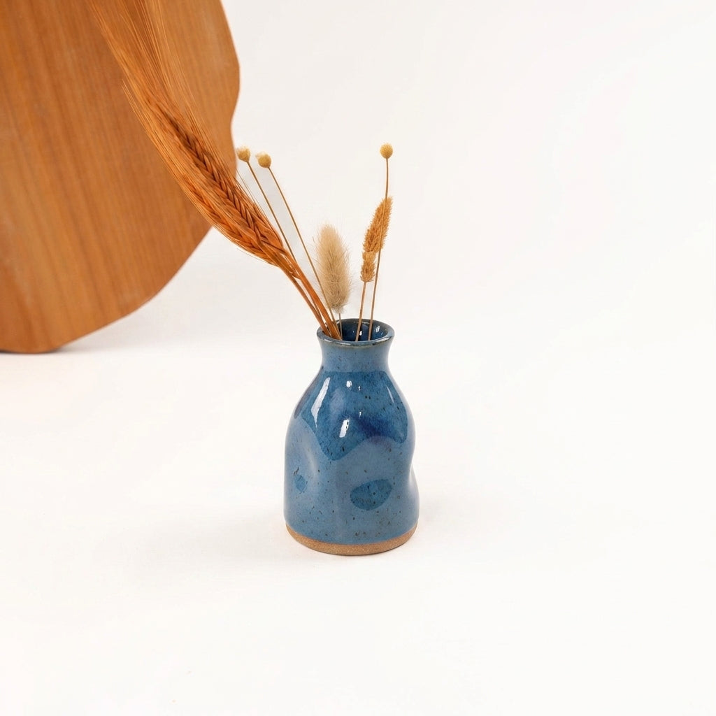 Vasinho Amassadinho em cerâmica artesanal — argila Cappuccino, esmalte Azul Safira