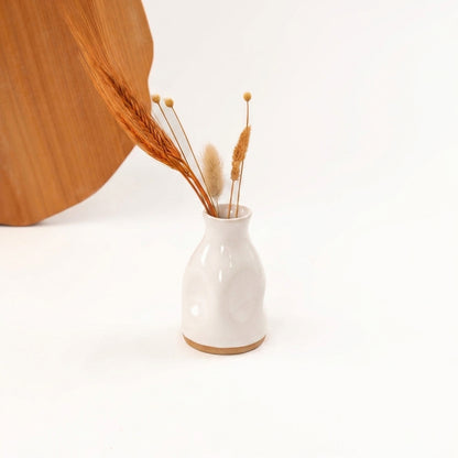 Vasinho Amassadinho em cerâmica artesanal — argila Cappuccino, esmalte Branco AMME