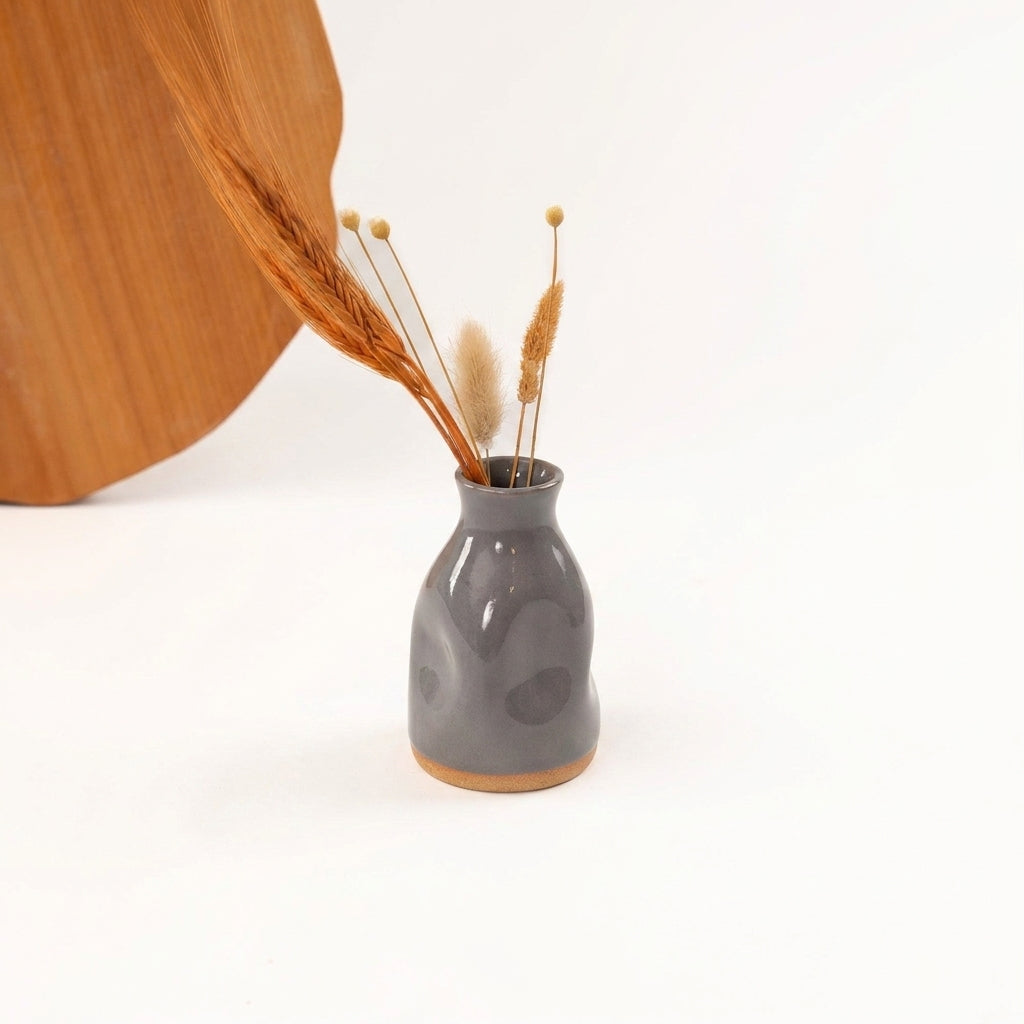 Vasinho Amassadinho em cerâmica artesanal — argila Cappuccino, esmalte Grafite