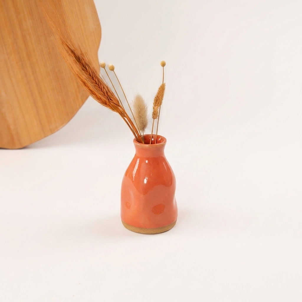 Vasinho Amassadinho em cerâmica artesanal — argila Cappuccino, esmalte Laranja Intenso