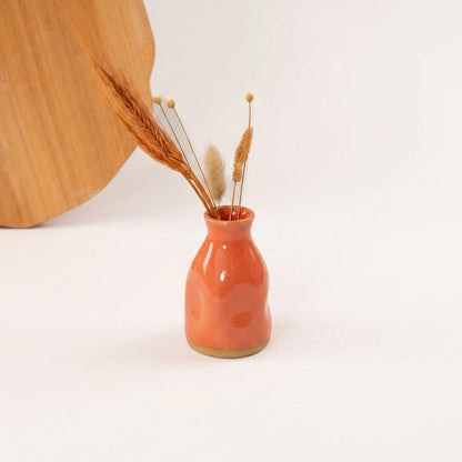 Vasinho Amassadinho em cerâmica artesanal — argila Cappuccino, esmalte Laranja Intenso