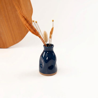 Vasinho Amassadinho em cerâmica artesanal — argila Cappuccino, esmalte Lazuli