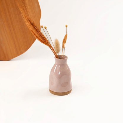 Vasinho Amassadinho em cerâmica artesanal — argila Cappuccino, esmalte Nude