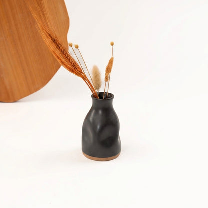 Vasinho Amassadinho em cerâmica artesanal — argila Cappuccino, esmalte Preto Acetinado