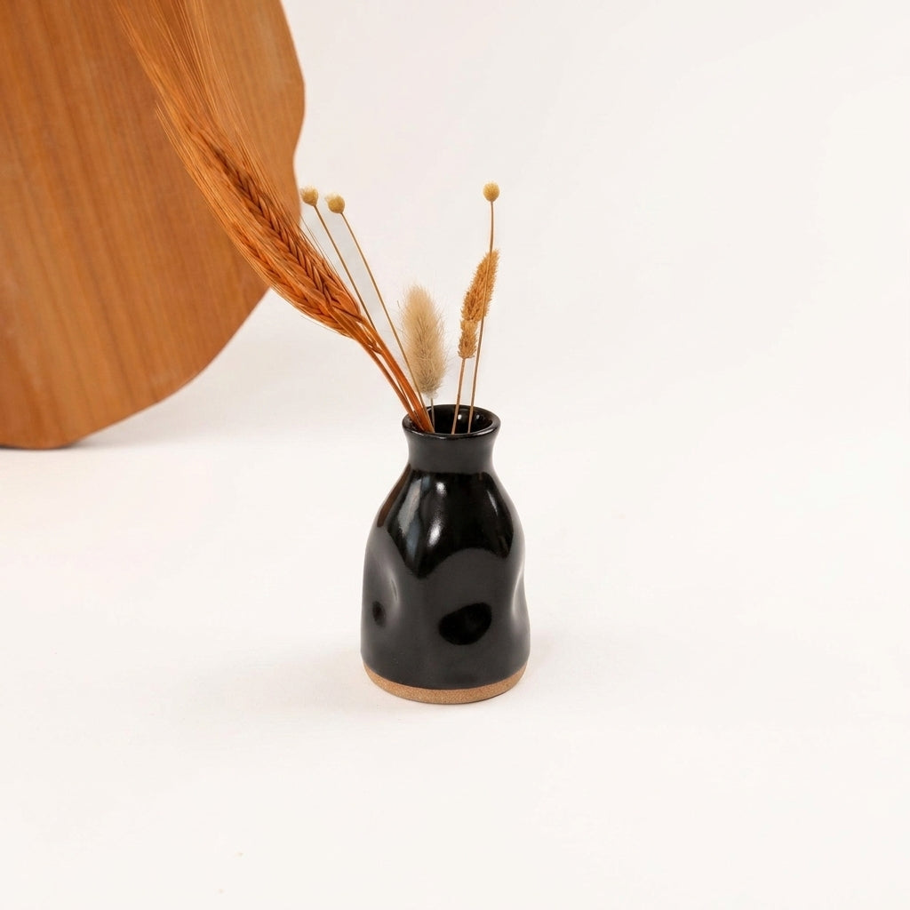 Vasinho Amassadinho em cerâmica artesanal — argila Cappuccino, esmalte Preto Ébano