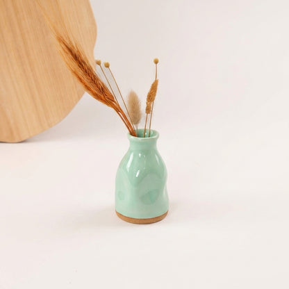 Vasinho Amassadinho em cerâmica artesanal — argila Cappuccino, esmalte Verde Menta