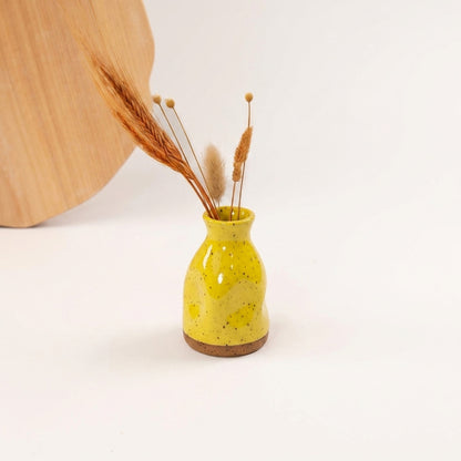 Vasinho Amassadinho em cerâmica artesanal — argila Flocos, esmalte Amarelo Intenso