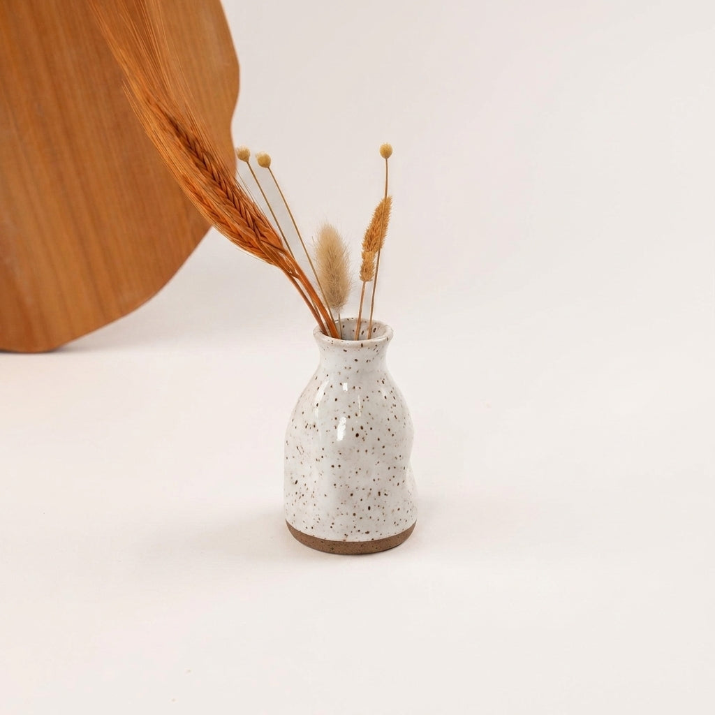 Vasinho Amassadinho em cerâmica artesanal — argila Flocos, esmalte Branco AMME