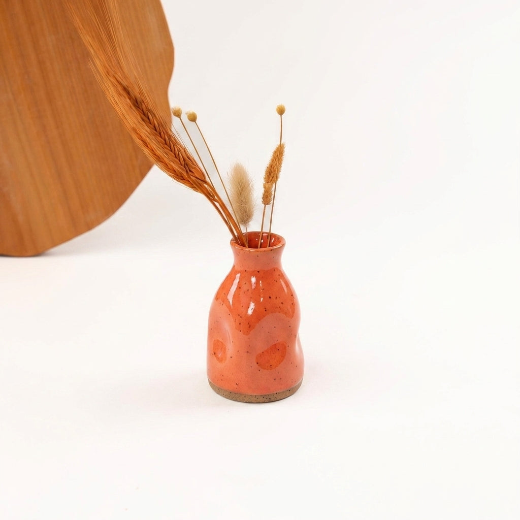 Vasinho Amassadinho em cerâmica artesanal — argila Flocos, esmalte Laranja Intenso