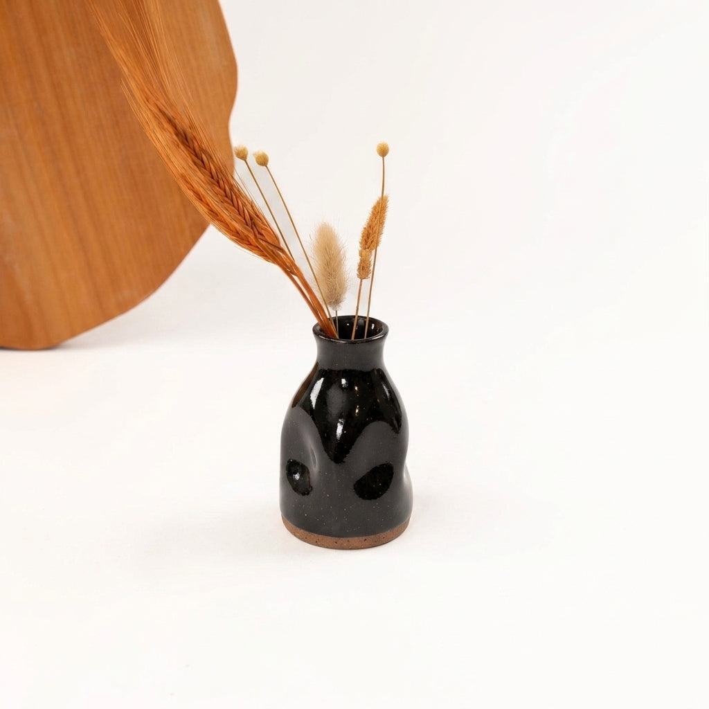 Vasinho Amassadinho em cerâmica artesanal — argila Flocos, esmalte Preto Ébano