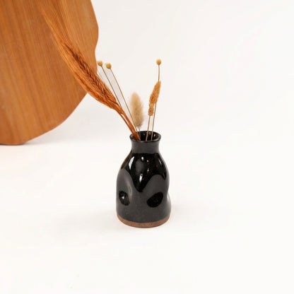 Vasinho Amassadinho em cerâmica artesanal — argila Flocos, esmalte Preto Ébano
