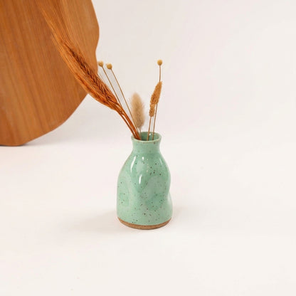 Vasinho Amassadinho em cerâmica artesanal — argila Flocos, esmalte Verde Menta