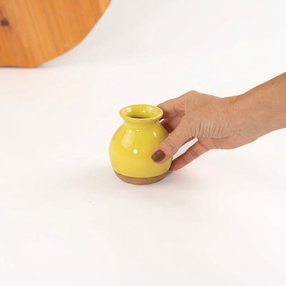 Vasinho de Mesa Posta em cerâmica artesanal — argila Cappuccino, esmalte Amarelo Intenso