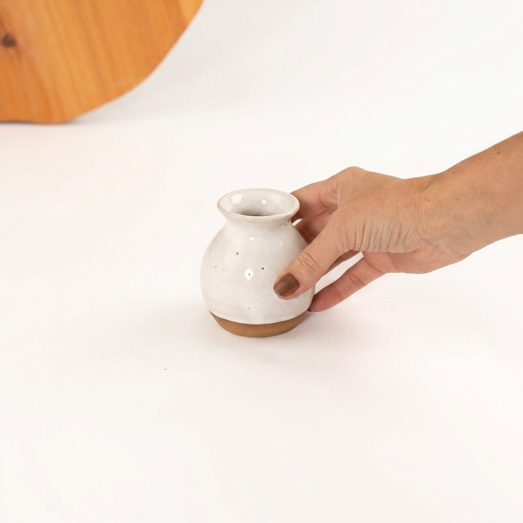 Vasinho de Mesa Posta em cerâmica artesanal — argila Cappuccino, esmalte Branco AMME