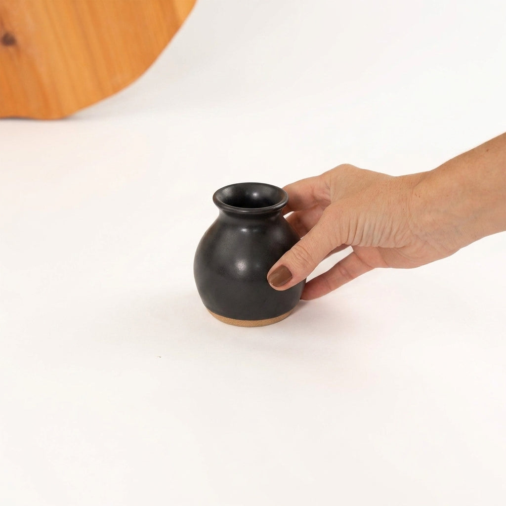 Vasinho de Mesa Posta em cerâmica artesanal — argila Cappuccino, esmalte Preto Acetinado