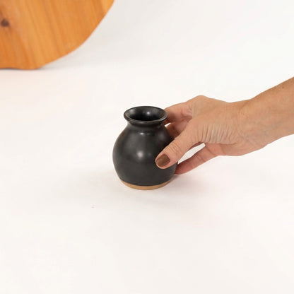 Vasinho de Mesa Posta em cerâmica artesanal — argila Cappuccino, esmalte Preto Acetinado