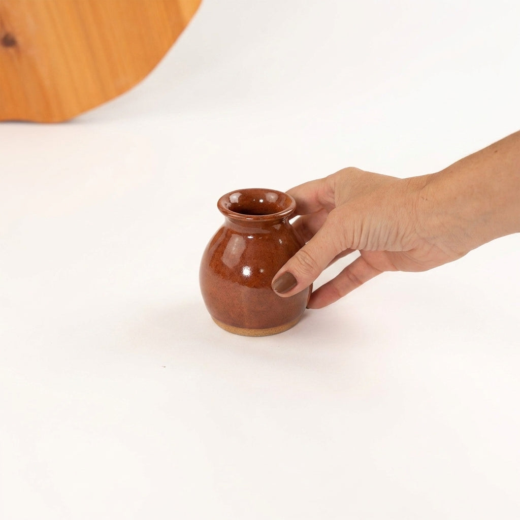 Vasinho de Mesa Posta em cerâmica artesanal — argila Cappuccino, esmalte Sol de Terracota