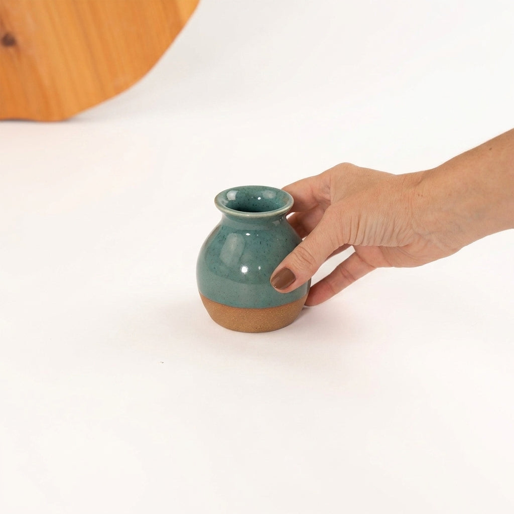 Vasinho de Mesa Posta em cerâmica artesanal — argila Cappuccino, esmalte Verde Exército