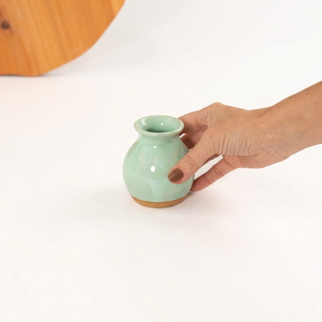 Vasinho de Mesa Posta em cerâmica artesanal — argila Cappuccino, esmalte Verde Menta