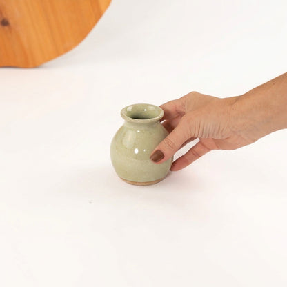 Vasinho de Mesa Posta em cerâmica artesanal — argila Cappuccino, esmalte Verde Pompeia