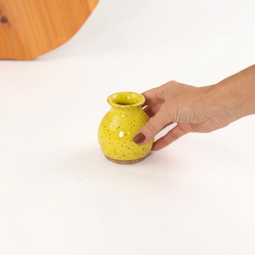 Vasinho de Mesa Posta em cerâmica artesanal — argila Flocos, esmalte Amarelo Intenso