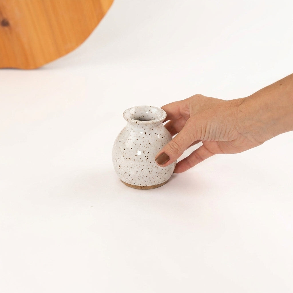 Vasinho de Mesa Posta em cerâmica artesanal — argila Flocos, esmalte Branco AMME