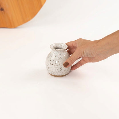 Vasinho de Mesa Posta em cerâmica artesanal — argila Flocos, esmalte Branco AMME