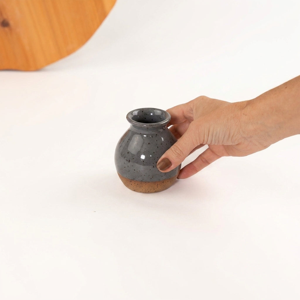 Vasinho de Mesa Posta em cerâmica artesanal — argila Flocos, esmalte Grafite
