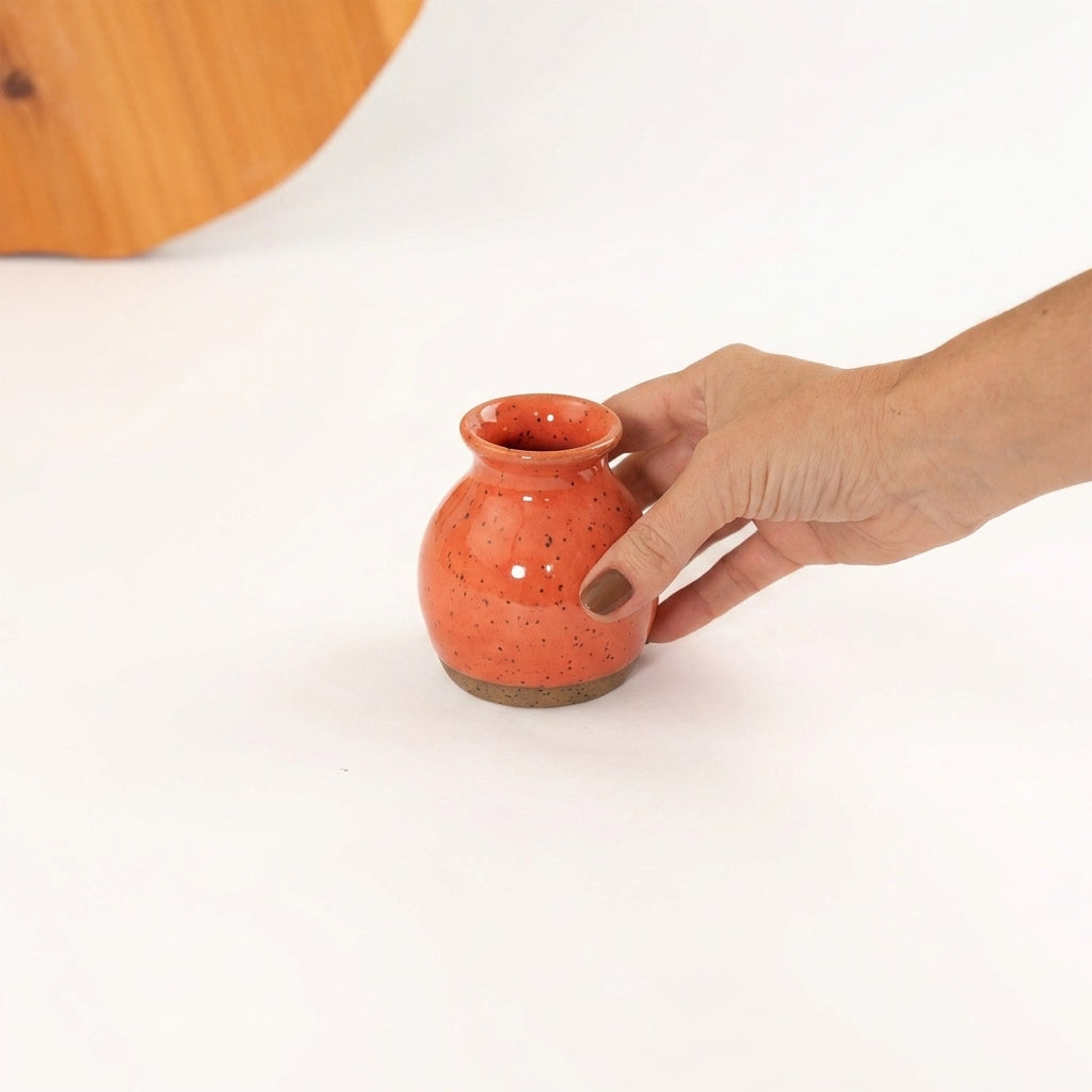 Vasinho de Mesa Posta em cerâmica artesanal — argila Flocos, esmalte Laranja Intenso