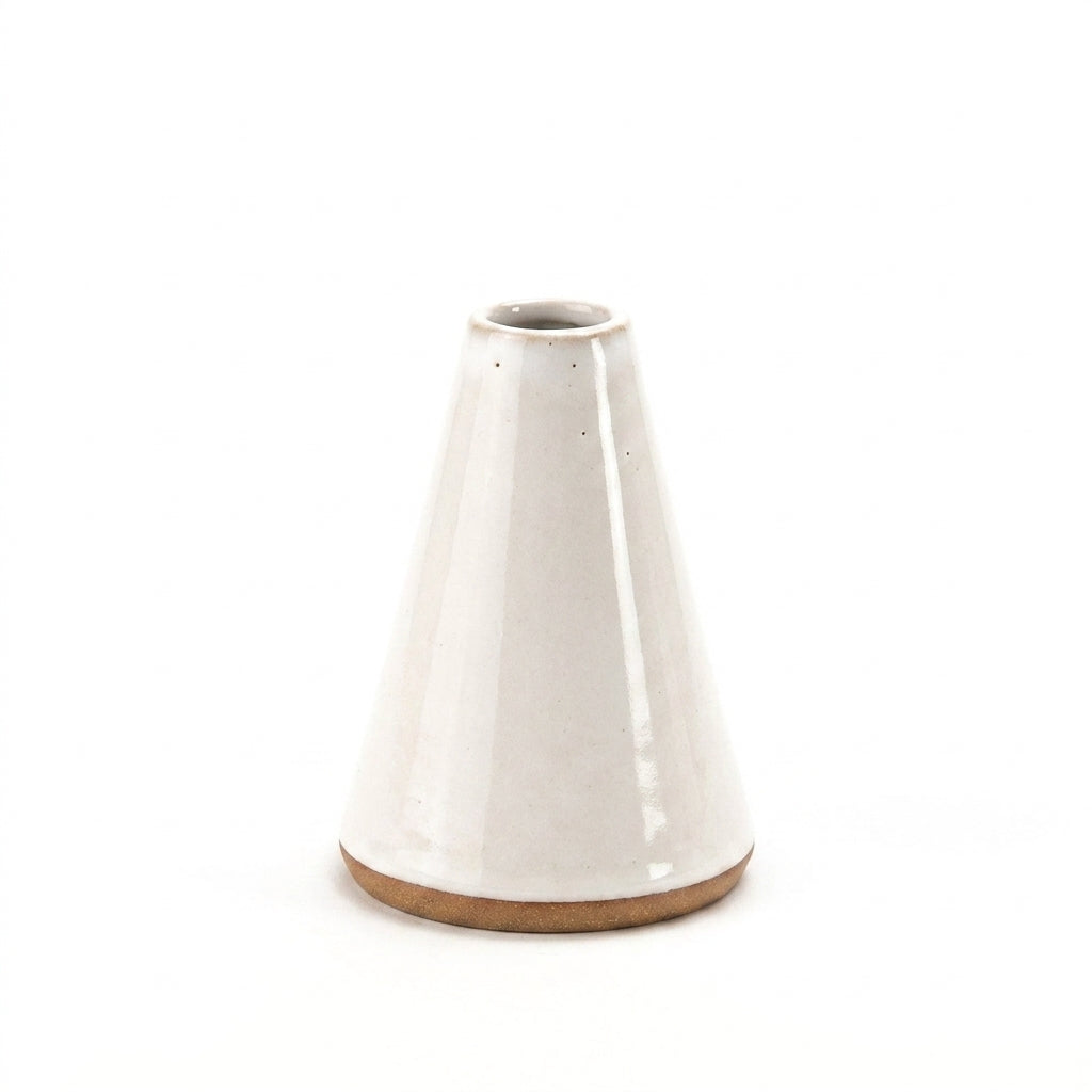Vaso Cone em cerâmica artesanal — tamanho 11CM, argila Cappuccino, esmalte Branco AMME