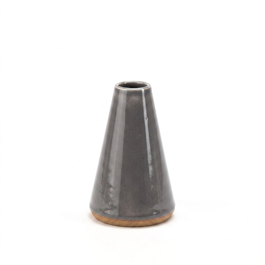 Vaso Cone em cerâmica artesanal — tamanho 11CM, argila Cappuccino, esmalte Grafite