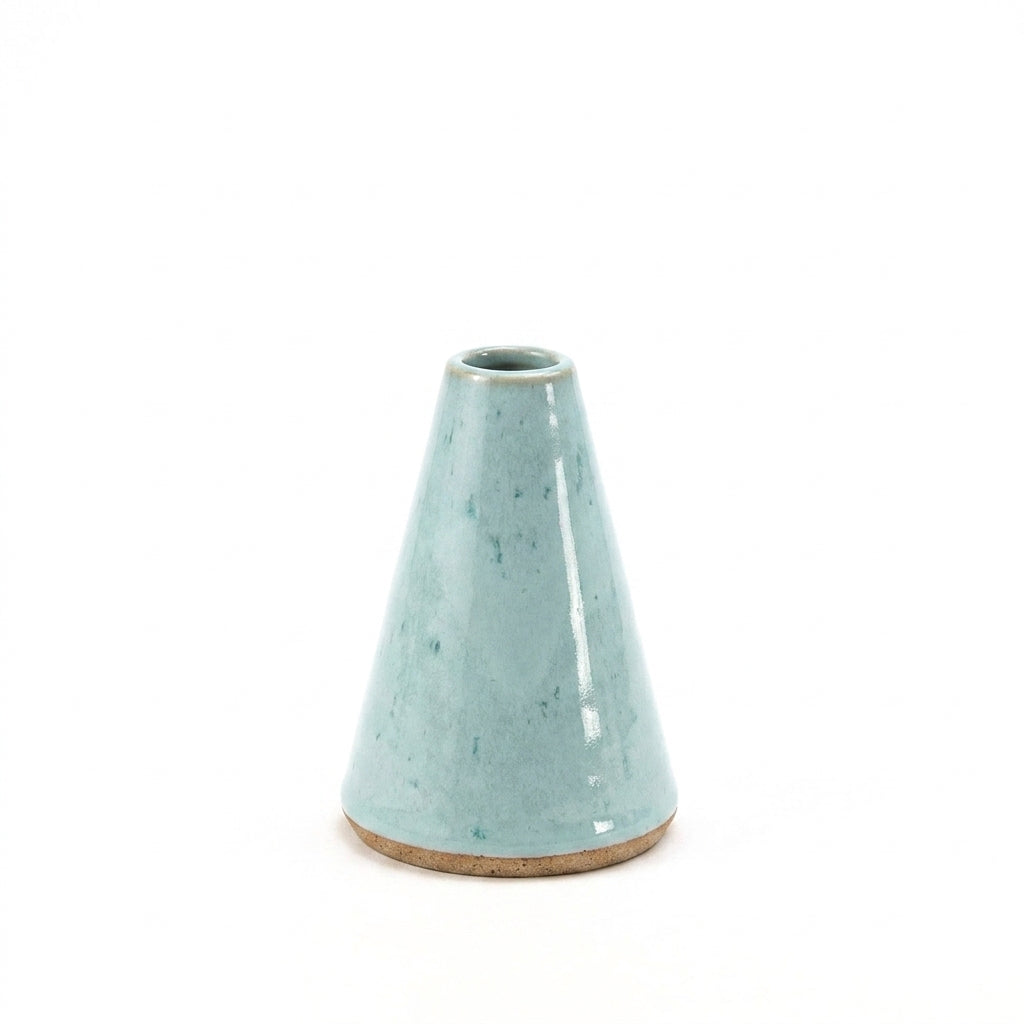 Vaso Cone em cerâmica artesanal — tamanho 11CM, argila Cappuccino, esmalte Jujuba