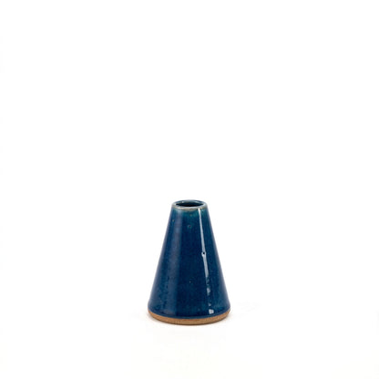 Vaso Cone em cerâmica artesanal — tamanho 11CM, argila Cappuccino, esmalte Lazuli