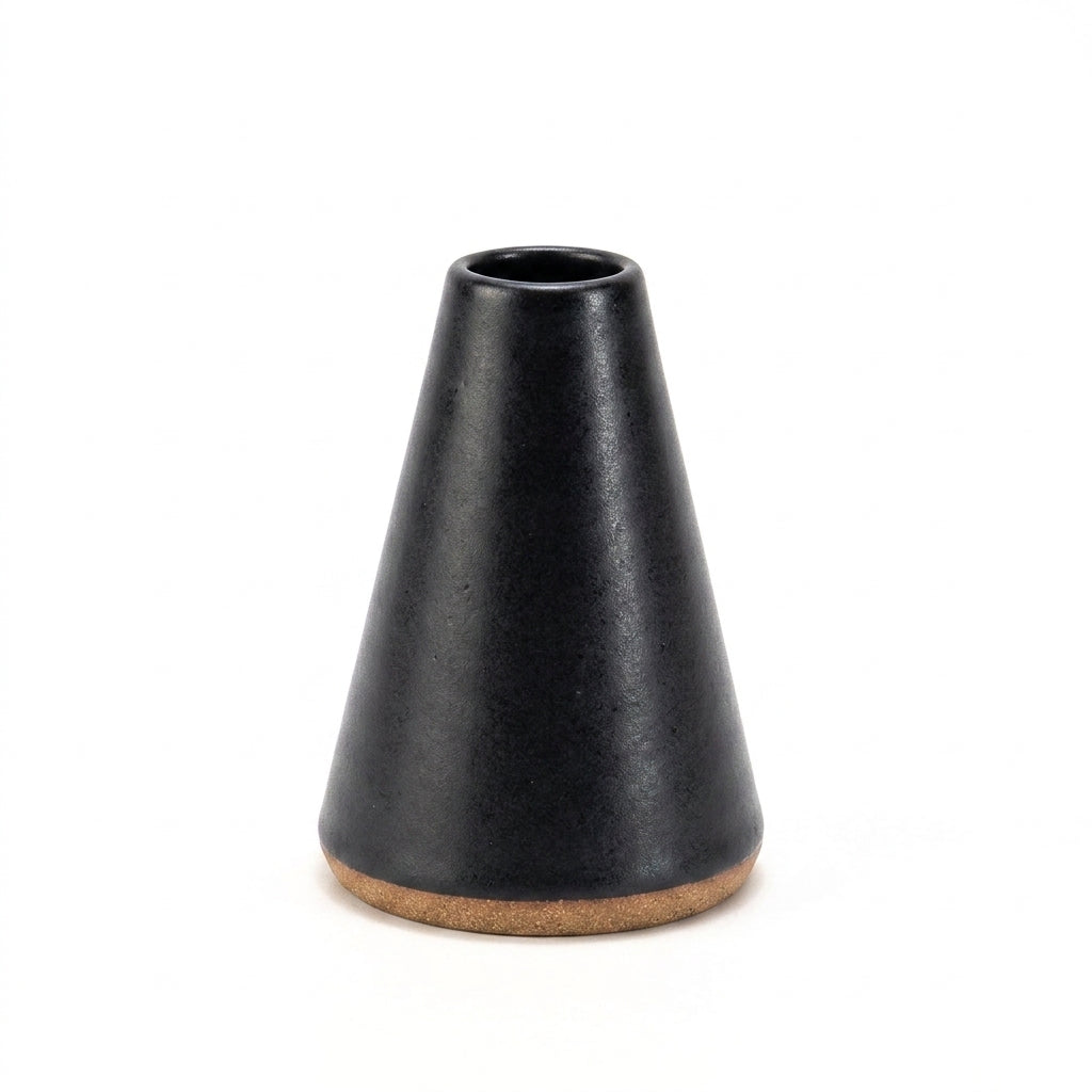 Vaso Cone em cerâmica artesanal — tamanho 11CM, argila Cappuccino, esmalte Preto Acetinado