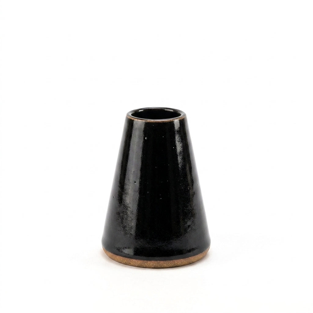 Vaso Cone em cerâmica artesanal — tamanho 11CM, argila Cappuccino, esmalte Preto Ébano
