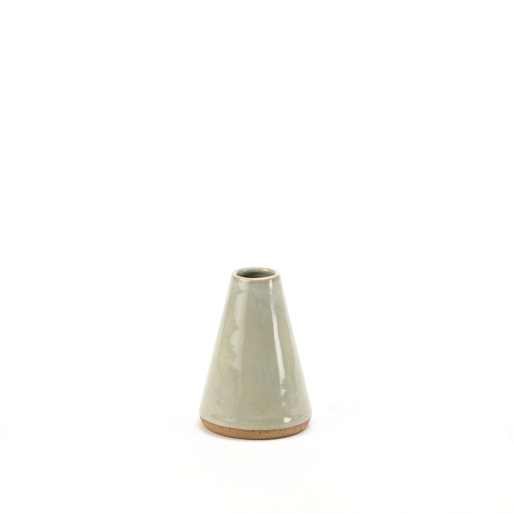 Vaso Cone em cerâmica artesanal — tamanho 11CM, argila Cappuccino, esmalte Verde Pompeia