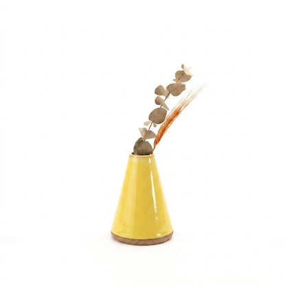 Vaso Cone em cerâmica artesanal — tamanho 15CM, argila Cappuccino, esmalte Amarelo Intenso