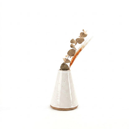 Vaso Cone em cerâmica artesanal — tamanho 15CM, argila Cappuccino, esmalte Branco AMME